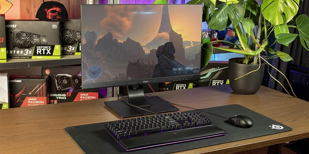 Gaming PC samenstelling op houten tafel met plant